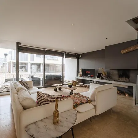 Quaint & Chic Seaside Villa Santa Cruz (Oeste)